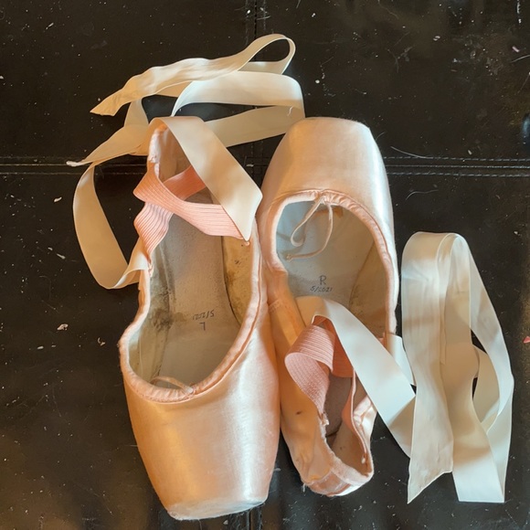 Worn Suffolk Stellar Pointe Shoes 6XXXN - Picture 2 of 6